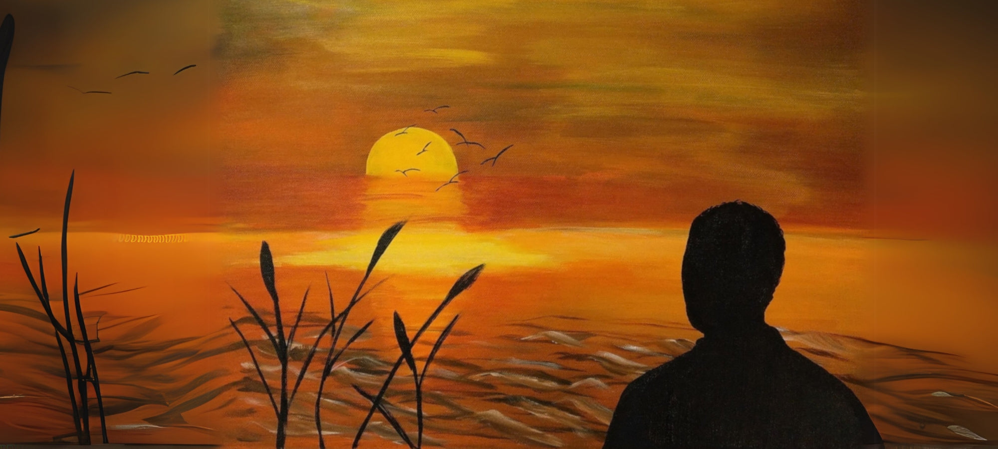 Ölgemälde mit Sonnenuntergang in warmen Orange- und Gelbtönen. Silhouette einer Person im Vordergrund, die auf das Meer mit sanften Wellen blickt. Im Himmel fliegen dunkle Vogelsilhouetten über die untergehende Sonne. Gräser im unteren Bildbereich.