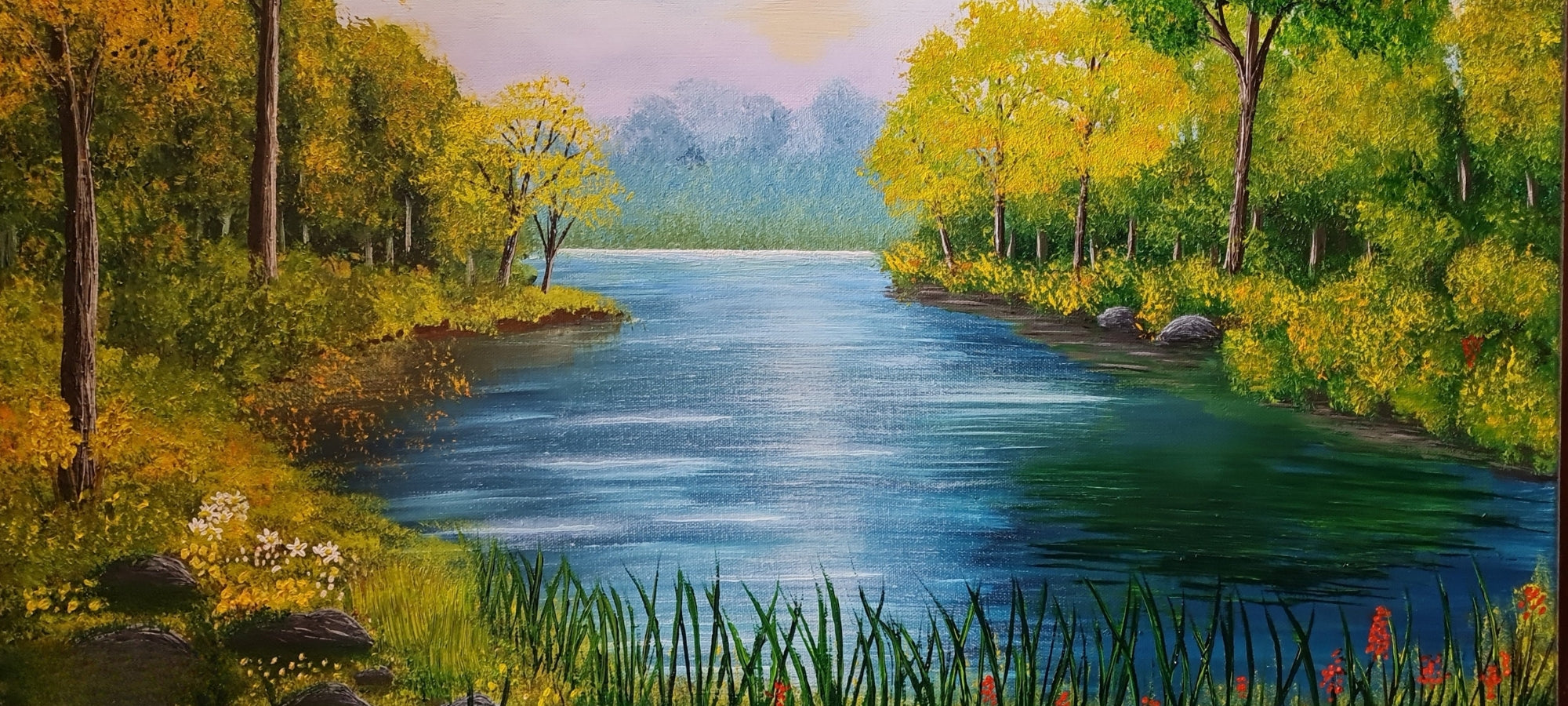 Lisa Taher (FEMARTSPACE): Ein farbenprächtiges Herbstlandschaftsgemälde. Ein ruhiger, blauer Fluss schlängelt sich durch einen Wald mit Bäumen in unterschiedlichen Herbstfarben: von sattem Grün über leuchtendes Gelb bis hin zu warmem Orange und Rot. Das Ufer ist üppig bewachsen, und im Vordergrund sind einige dunkle Enten auf dem Wasser zu sehen. Der Hintergrund zeigt weitere Bäume und eine angedeutete, dunstige Weite.