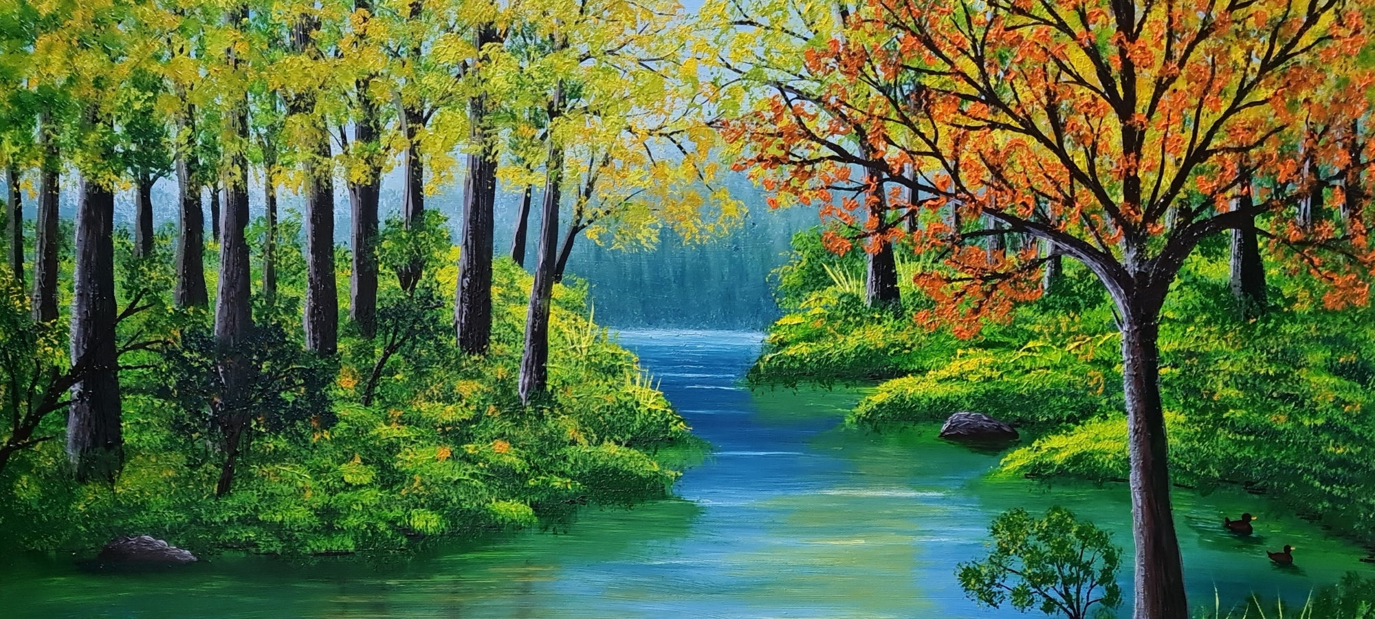 Lisa Taher (FEMARTSPACE): Ein friedliches Landschaftsgemälde zeigt einen sanften, bläulich-grauen Fluss, der sich durch eine grüne Uferlandschaft schlängelt. Üppige grüne Bäume säumen beide Seiten des Flusses. Im Vordergrund blühen bunte Blumen in Rot und Gelb. Der Himmel ist in sanften Rosa- und Gelbtönen der Morgen- oder Abenddämmerung gehalten.