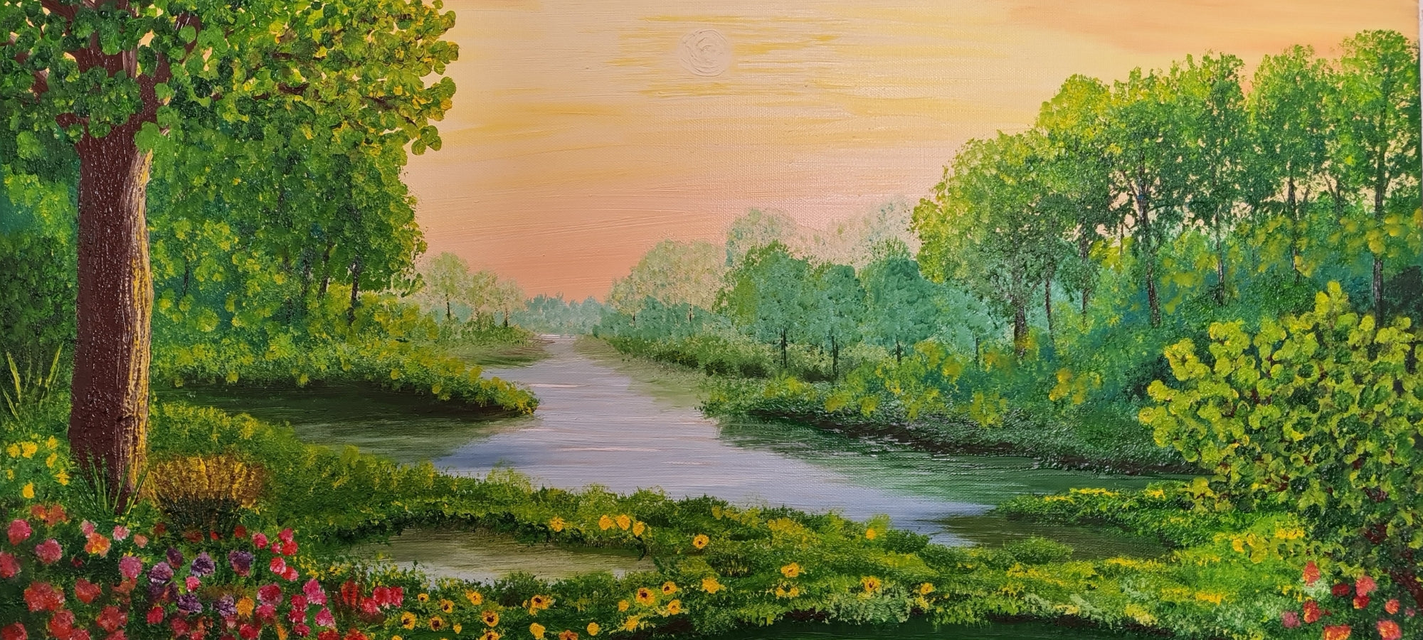 Lisa Taher (FEMARTSPACE): Ein friedliches Landschaftsgemälde zeigt einen sanften, bläulich-grauen Fluss, der sich durch eine grüne Uferlandschaft schlängelt. Üppige grüne Bäume säumen beide Seiten des Flusses. Im Vordergrund blühen bunte Blumen in Rot und Gelb. Der Himmel ist in sanften Rosa- und Gelbtönen der Morgen- oder Abenddämmerung gehalten.