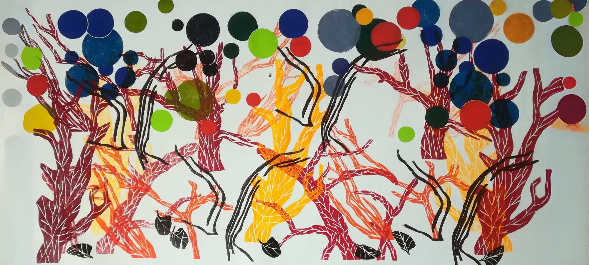 Marlis G. Schills farbenfrohes Werk zeigt stilisierte Bäume mit bunten, kreisförmigen Blättern vor einem hellen Hintergrund. Die Äste sind in warmen Rottönen und Gelb gehalten, die Blätter in Blau, Grün, Rot und Schwarz. Ein dynamisches und modernes Landschaftsbild, das Freude und Energie vermittelt.