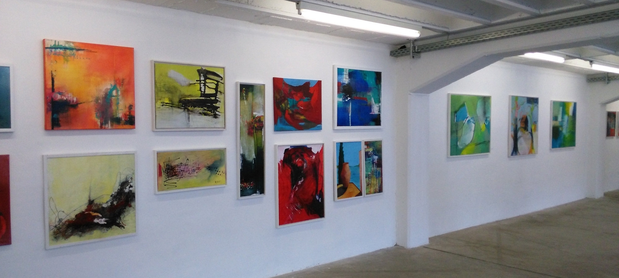 Ausstellung in Galerie Kerstan, Blick auf die Wand an der einige Bilder der Künstlerin Marlis G Schill hängen.