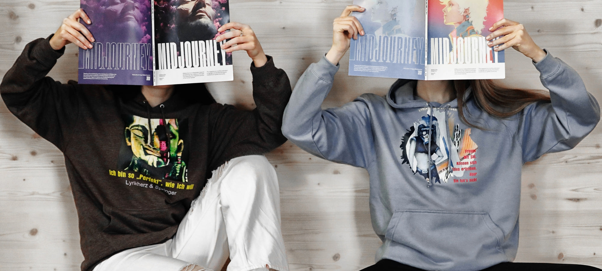 Models, die Hoodies aus der Art-Kollektion Soulfashion von Lyrikherz und Springer tragen. Mode mit Kunstdrucken - Shirts, T-Shirts. Erhältlich bei FEMARTSPACE.