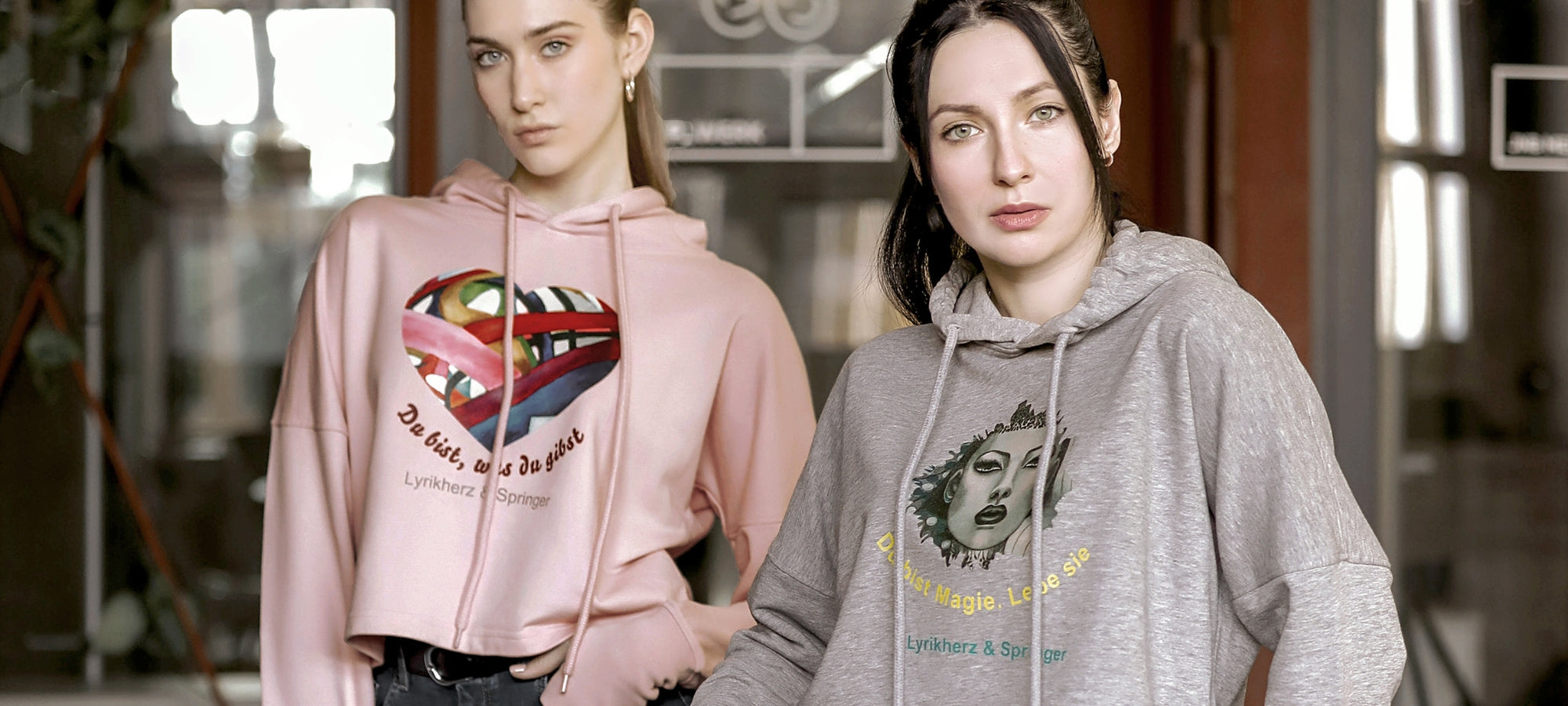Models, die Hoodies aus der Art-Kollektion Soulfashion von Lyrikherz und Springer tragen. Mode mit Kunstdrucken - Shirts, T-Shirts. Erhältlich bei FEMARTSPACE.
