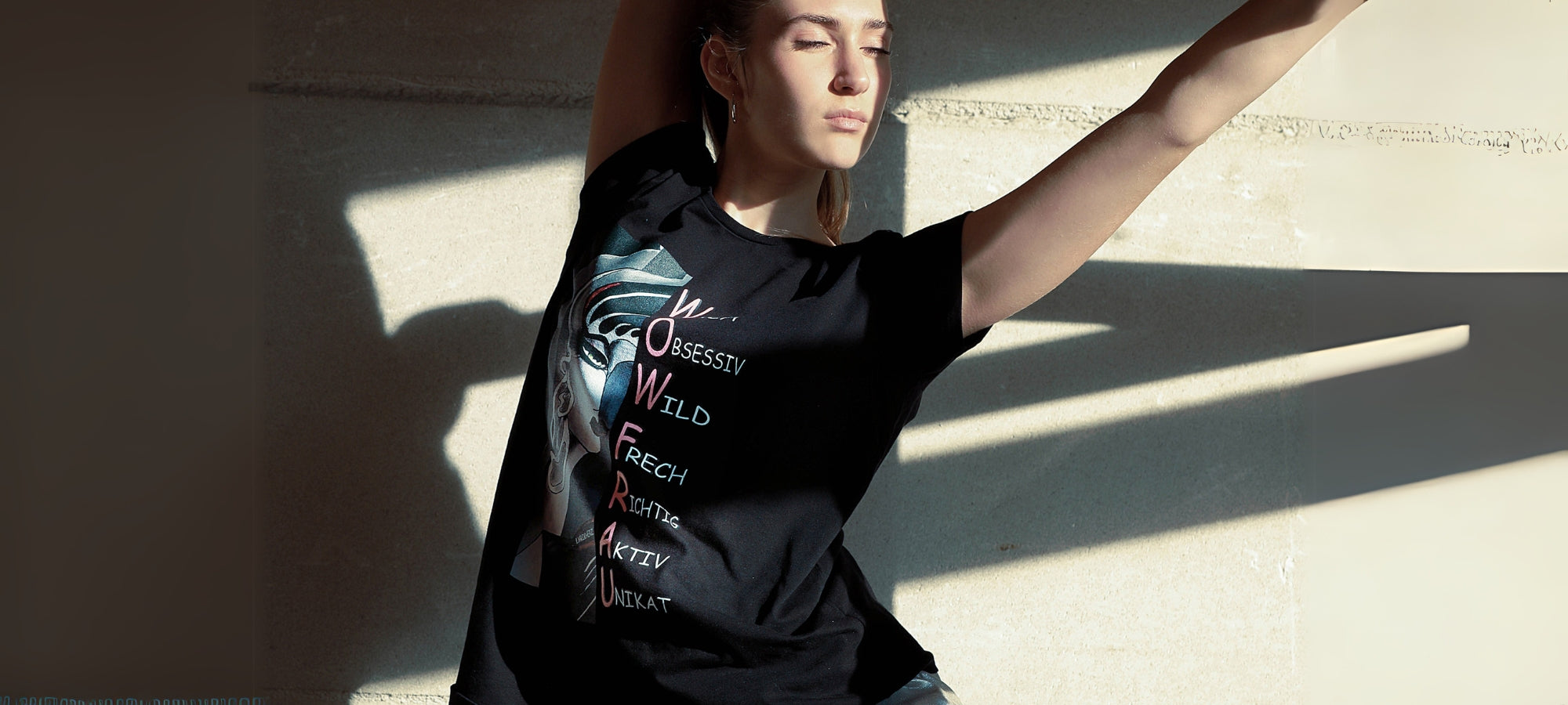 Models, die Hoodies aus der Art-Kollektion Soulfashion von Lyrikherz und Springer tragen. Mode mit Kunstdrucken - Shirts, T-Shirts. Erhältlich bei FEMARTSPACE.