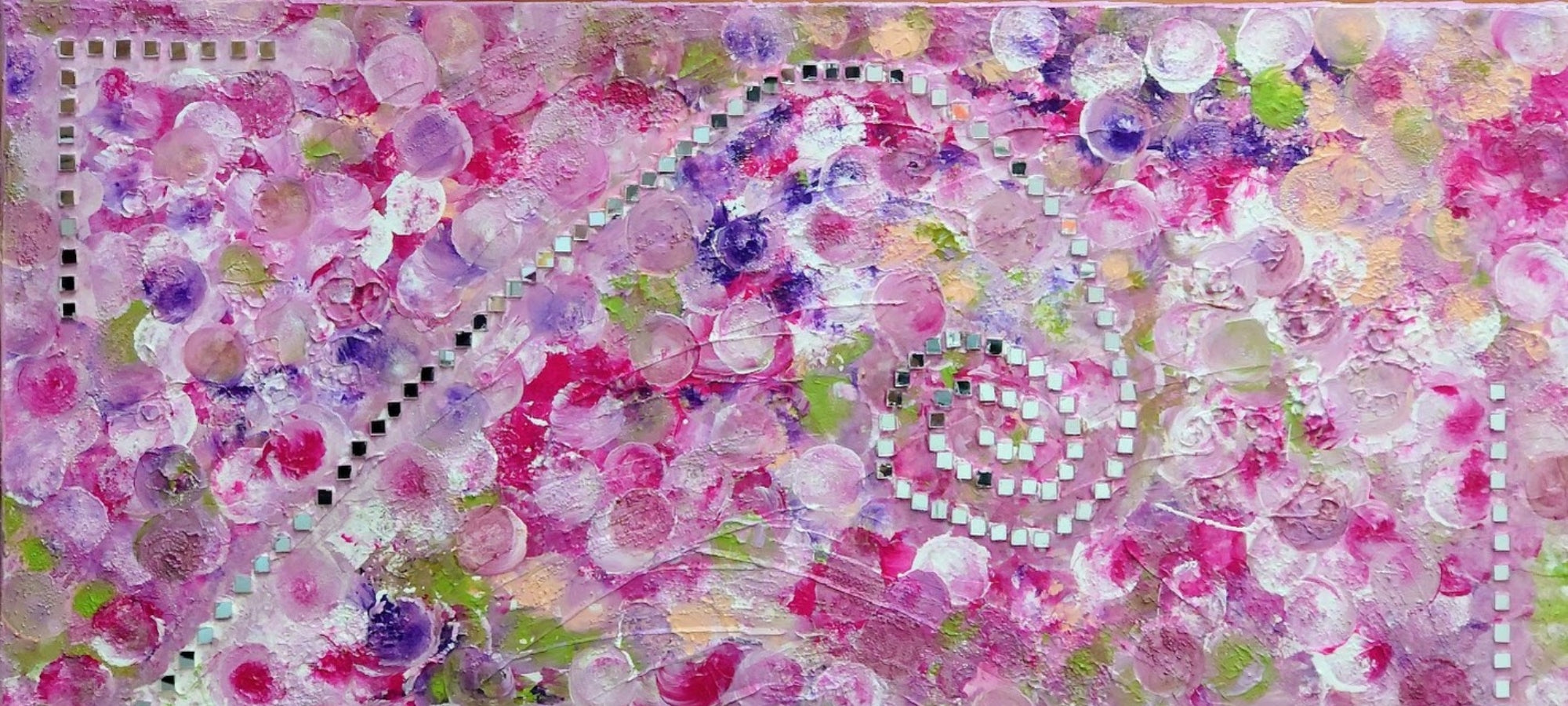 Kirsten Kohrt (FEMARTSPACE): Ein abstraktes Gemälde in lebhaften Rosa-, Violett- und Grüntönen. Die Oberfläche ist mit zahlreichen, sich überlappenden kreisförmigen Farbflecken bedeckt, die eine dynamische und texturierte Komposition bilden. Über die Oberfläche ziehen sich mehrere Linien aus kleinen, quadratischen, silbernen Elementen, die geometrische Muster andeuten, darunter eine Spirale im unteren rechten Bereich und eine Art Treppenmuster im oberen Bereich.