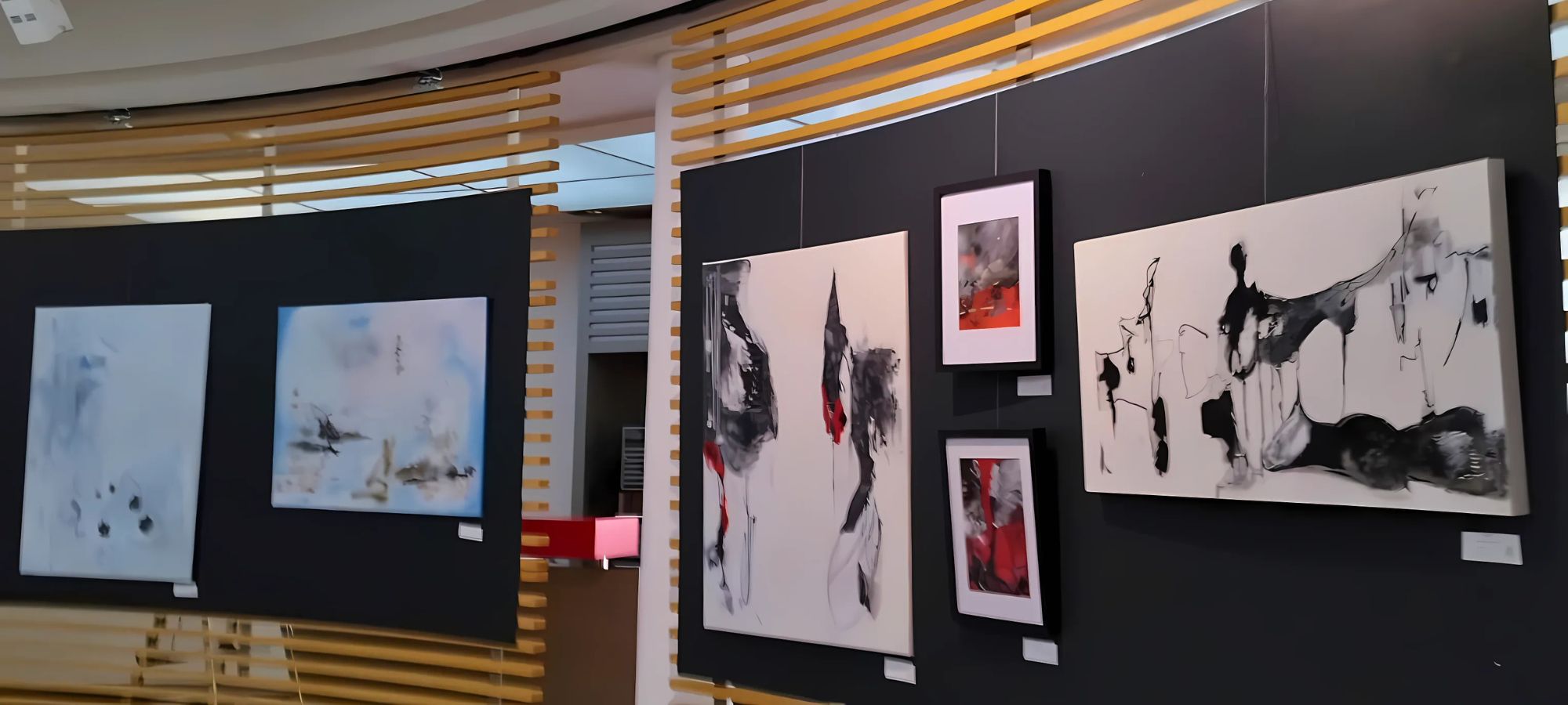 Ausstellung Olga Kühn 2024: Abstrakte Kunst in Rot, Grau und Schwarz. Dynamische Farbkompositionen.