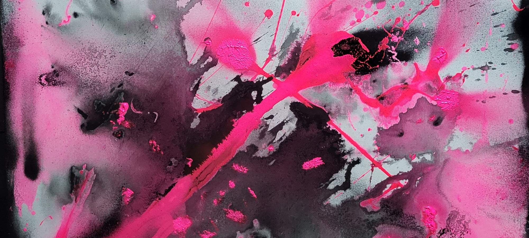 Ein abstraktes Gemälde von Sandra Conrad, dominiert von leuchtendem, neonfarbenem Pink, das dynamisch über einen Hintergrund aus Grau-, Schwarz- und Weißtönen gespritzt und gesprüht wurde. Die Komposition zeigt kraftvolle, fließende Linien und Flecken, die an eine Explosion oder eine schnelle Bewegung erinnern.