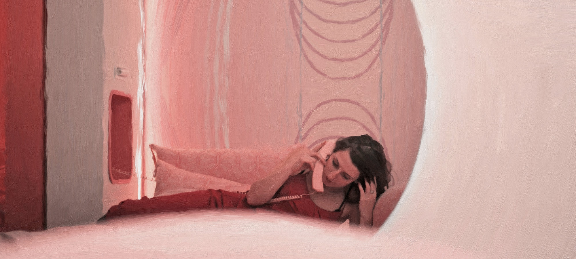 Ein surreal anmutendes Gemälde. Eine Frau liegt entspannt in einem runden, rosa-roten Raum. Sie trägt einen roten Jumpsuit und hält ein altes, rosa Festnetztelefon an ihr Ohr. Das Kunstwerk stammt vom Berliner Künstler nostrokes und wird in der Online-Galerie FEMARTSPACE ausgestellt.