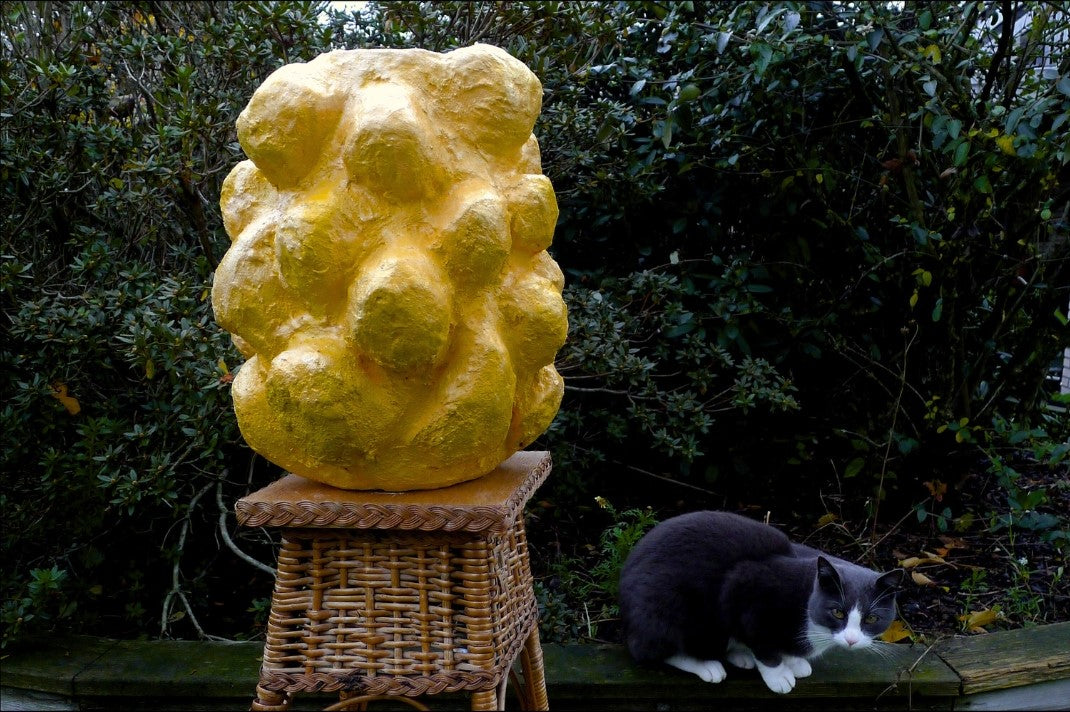 Handgefertigte Skulptur / Vase aus Faserbeton 60 x 40 cm von der dänischen Künstlerin Heidi Minetti. Jetzt in der FEMARTSPACE Online-Galerie!