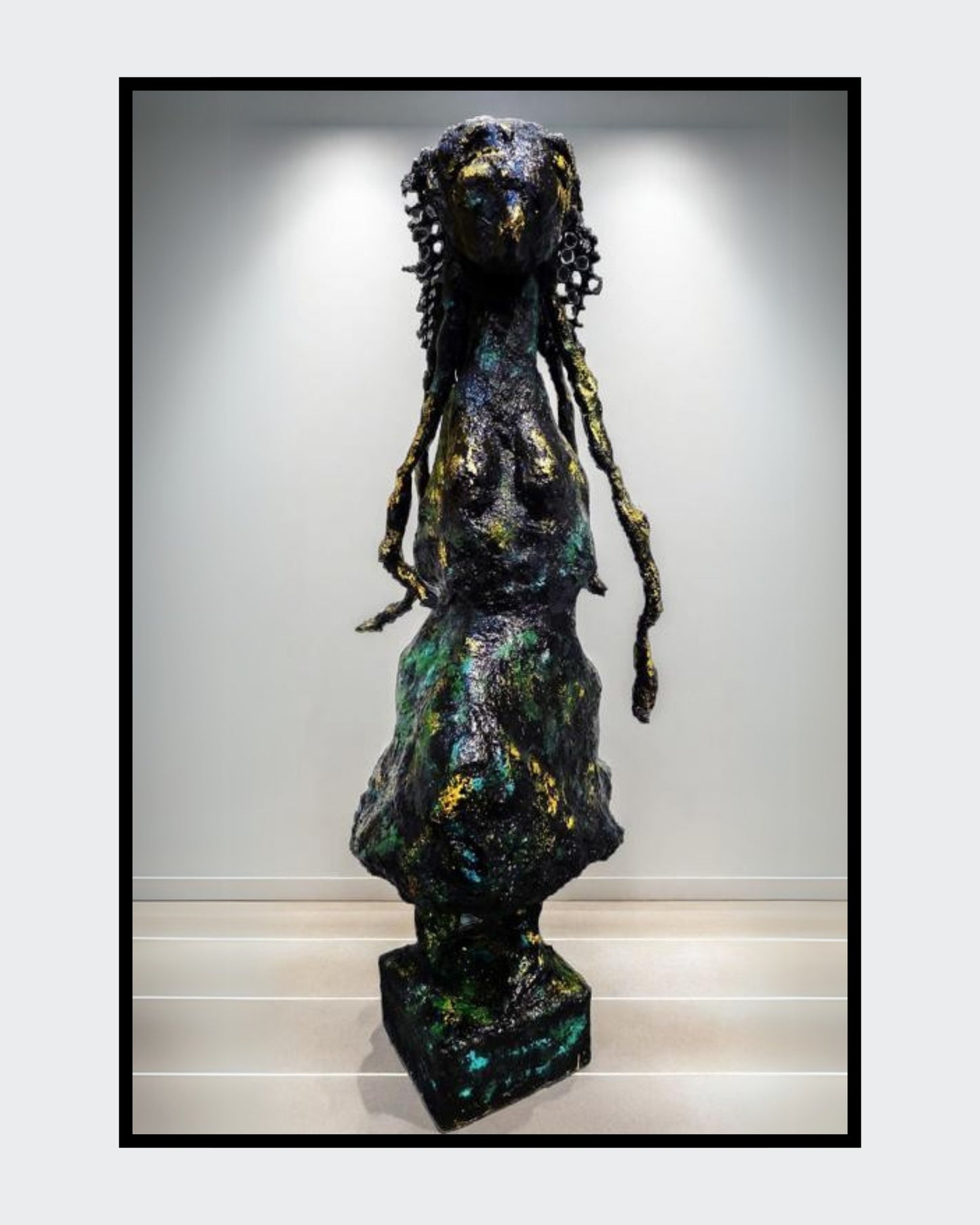 Skulptur „Die Form der Unendlichkeit“ von Heidi Minetti. 70 cm hohe, schwarz-bronzene Figur mit abstrakter, zeitloser Gestalt. Die strukturierte Oberfläche und fließenden Formen verleihen der Skulptur eine mystische Aura. Gold-grüne Akzente brechen das Dunkel und setzen lebendige Highlights. Präsentiert in der FEMARTSPACE Online-Galerie.