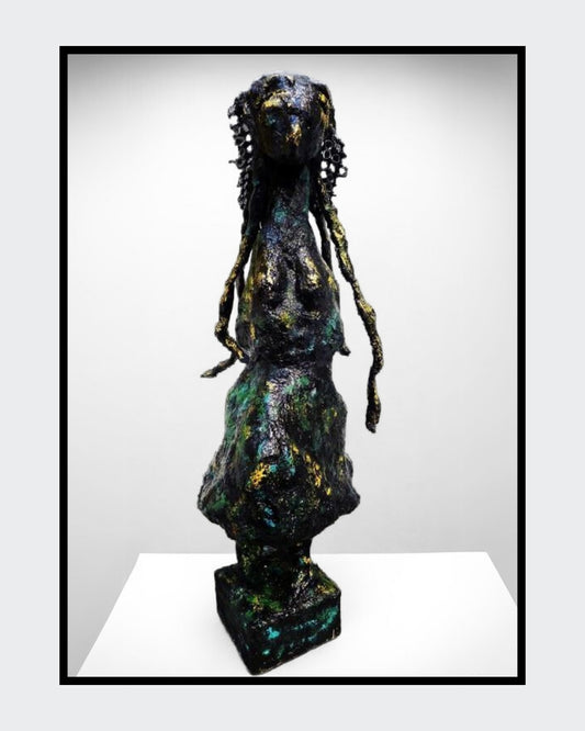 Skulptur „Die Form der Unendlichkeit“ von Heidi Minetti. 70 cm hohe, schwarz-bronzene Figur mit abstrakter, zeitloser Gestalt. Die strukturierte Oberfläche und fließenden Formen verleihen der Skulptur eine mystische Aura. Gold-grüne Akzente brechen das Dunkel und setzen lebendige Highlights. Präsentiert in der FEMARTSPACE Online-Galerie.