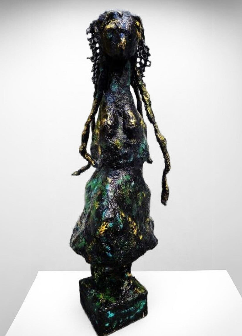 Skulptur „Die Form der Unendlichkeit“ von Heidi Minetti. 70 cm hohe, schwarz-bronzene Figur mit abstrakter, zeitloser Gestalt. Die strukturierte Oberfläche und fließenden Formen verleihen der Skulptur eine mystische Aura. Gold-grüne Akzente brechen das Dunkel und setzen lebendige Highlights. Präsentiert in der FEMARTSPACE Online-Galerie.