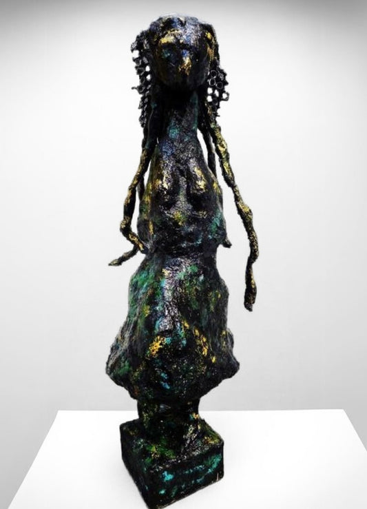 Skulptur „Die Form der Unendlichkeit“ von Heidi Minetti. 70 cm hohe, schwarz-bronzene Figur mit abstrakter, zeitloser Gestalt. Die strukturierte Oberfläche und fließenden Formen verleihen der Skulptur eine mystische Aura. Gold-grüne Akzente brechen das Dunkel und setzen lebendige Highlights. Präsentiert in der FEMARTSPACE Online-Galerie.