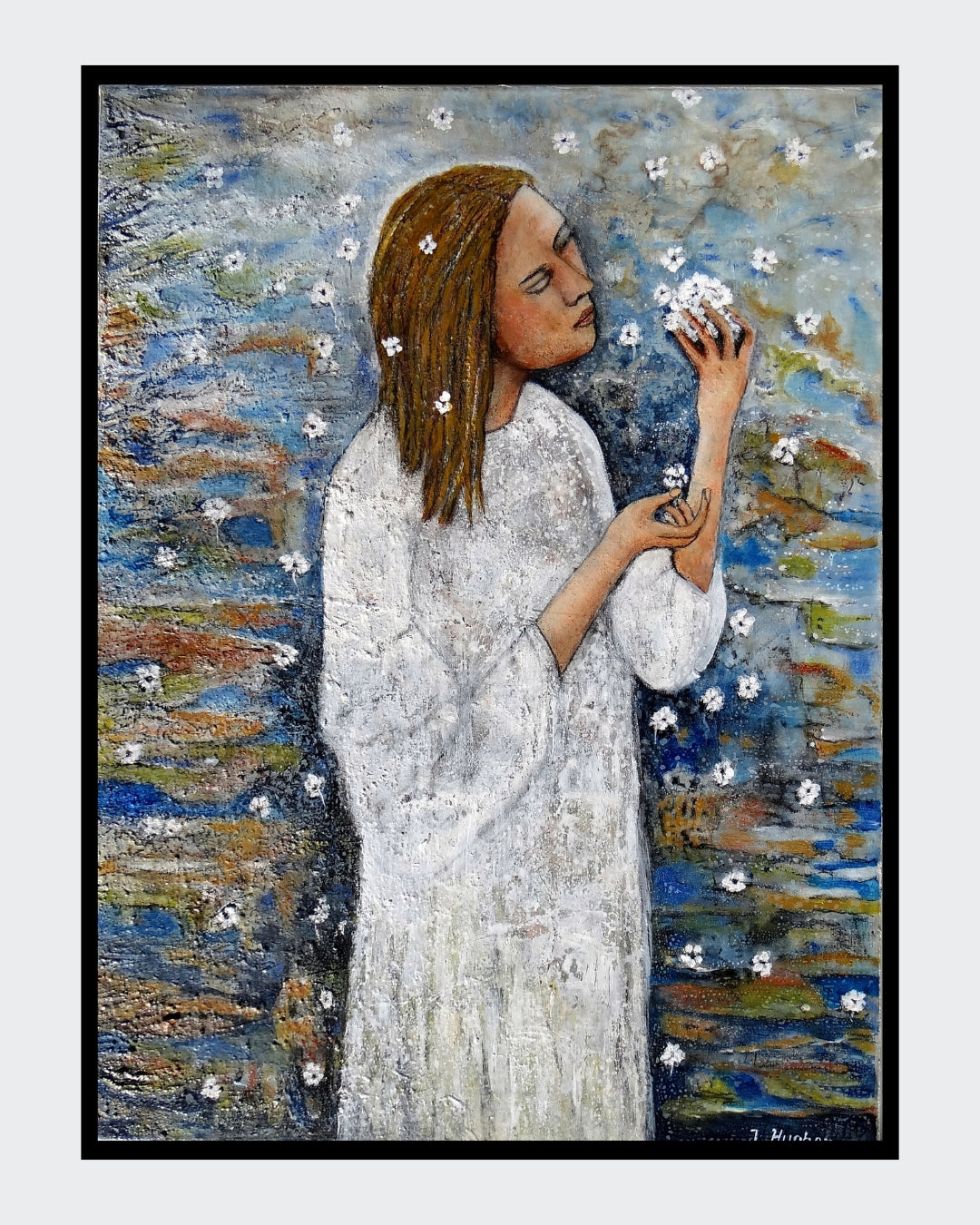 Ein Gemälde mit dem Titel "Die Träumerin" von Ingrid Huober, präsentiert von FemArtSPACE. Es zeigt eine Frau in einem weißen Gewand, die in einem Meer von weißen Blüten steht. Sie hält einige der Blüten in ihrer Hand und scheint ihren Duft zu genießen. Der Hintergrund ist abstrakt in Blau- und Brauntönen gehalten.