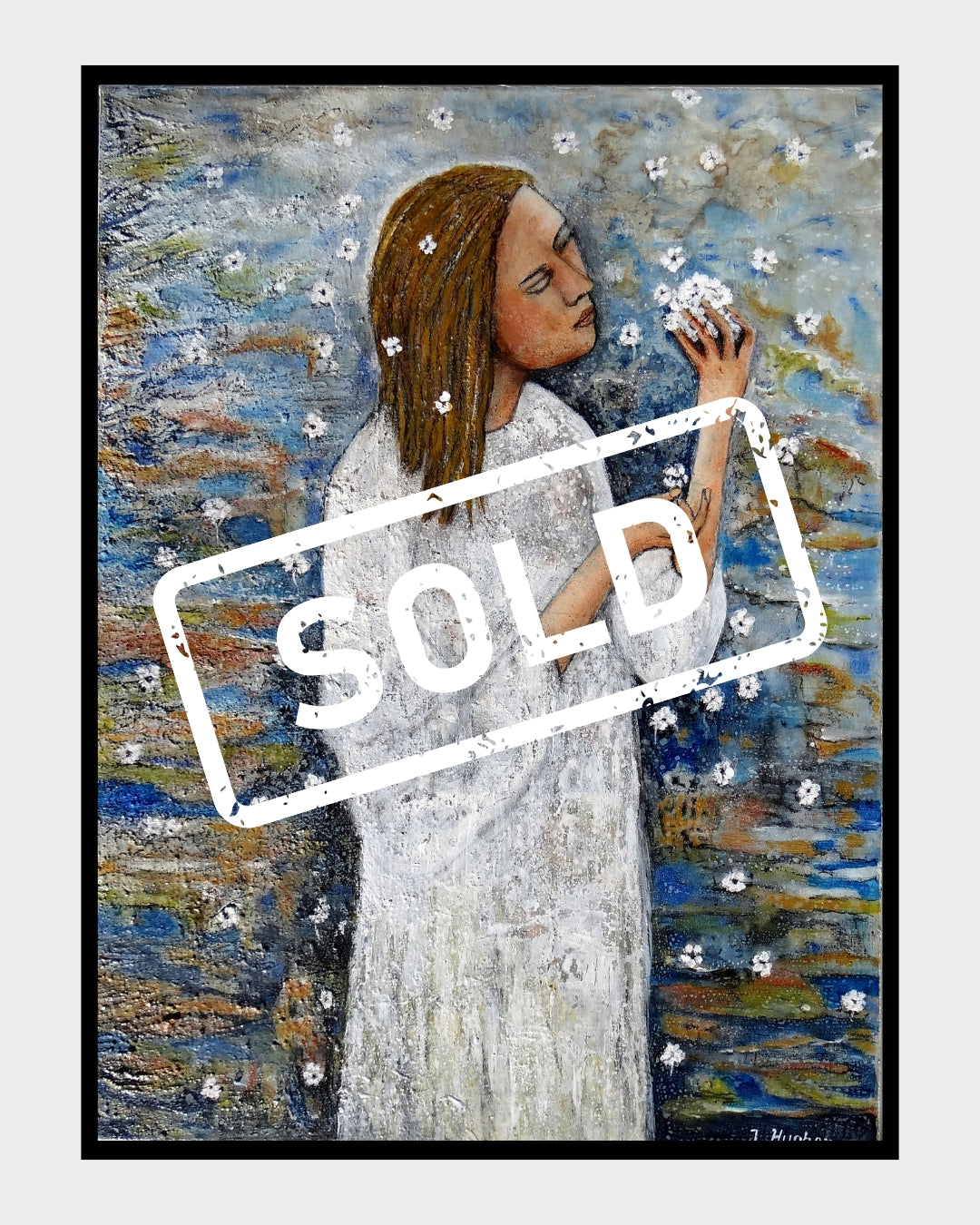 Ein Gemälde mit dem Titel "Die Träumerin" von Ingrid Huober, präsentiert von FemArtSPACE. Es zeigt eine Frau in einem weißen Gewand, die in einem Meer von weißen Blüten steht. Sie hält einige der Blüten in ihrer Hand und scheint ihren Duft zu genießen. Der Hintergrund ist abstrakt in Blau- und Brauntönen gehalten.