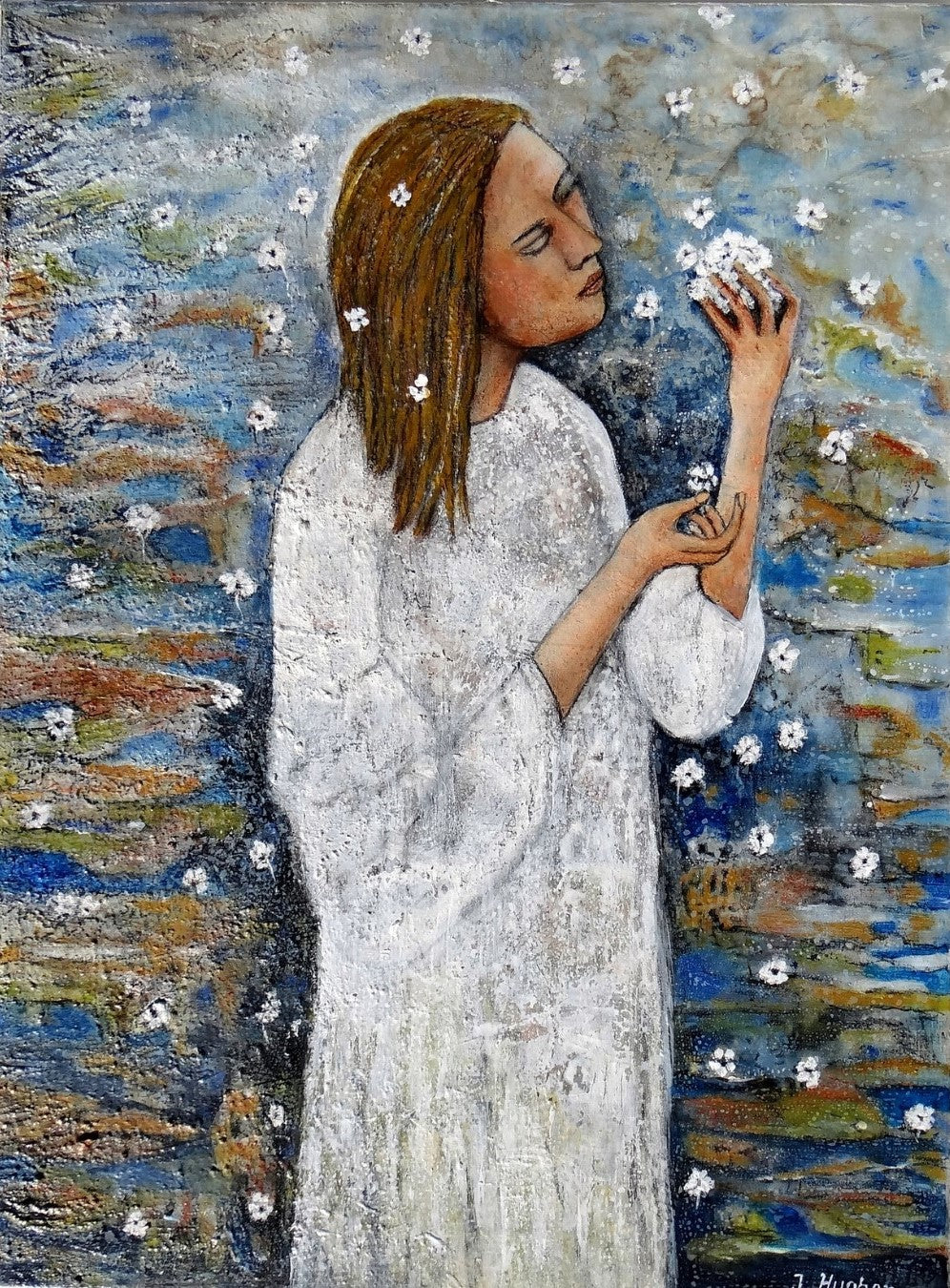 Ein Gemälde mit dem Titel "Die Träumerin" von Ingrid Huober, präsentiert von FemArtSPACE. Es zeigt eine Frau in einem weißen Gewand, die in einem Meer von weißen Blüten steht. Sie hält einige der Blüten in ihrer Hand und scheint ihren Duft zu genießen. Der Hintergrund ist abstrakt in Blau- und Brauntönen gehalten.