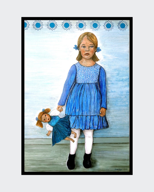 "Trotzkopf" von Ingrid Huober, präsentiert in der Online-Galerie FemArtSPACE. Das Gemälde in Mischtechnik (100x80 cm) zeigt ein junges Mädchen in einem blauen Kleid mit weißen Punkten, das eine Puppe hält. Der Hintergrund ist hellblau mit dekorativen Mustern.