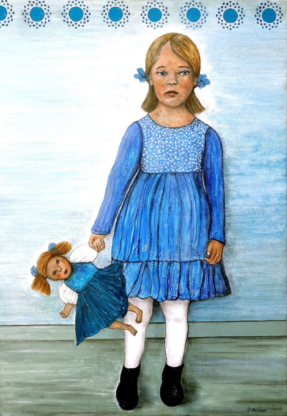 "Trotzkopf" von Ingrid Huober, präsentiert in der Online-Galerie FemArtSPACE. Das Gemälde in Mischtechnik (100x80 cm) zeigt ein junges Mädchen in einem blauen Kleid mit weißen Punkten, das eine Puppe hält. Der Hintergrund ist hellblau mit dekorativen Mustern.