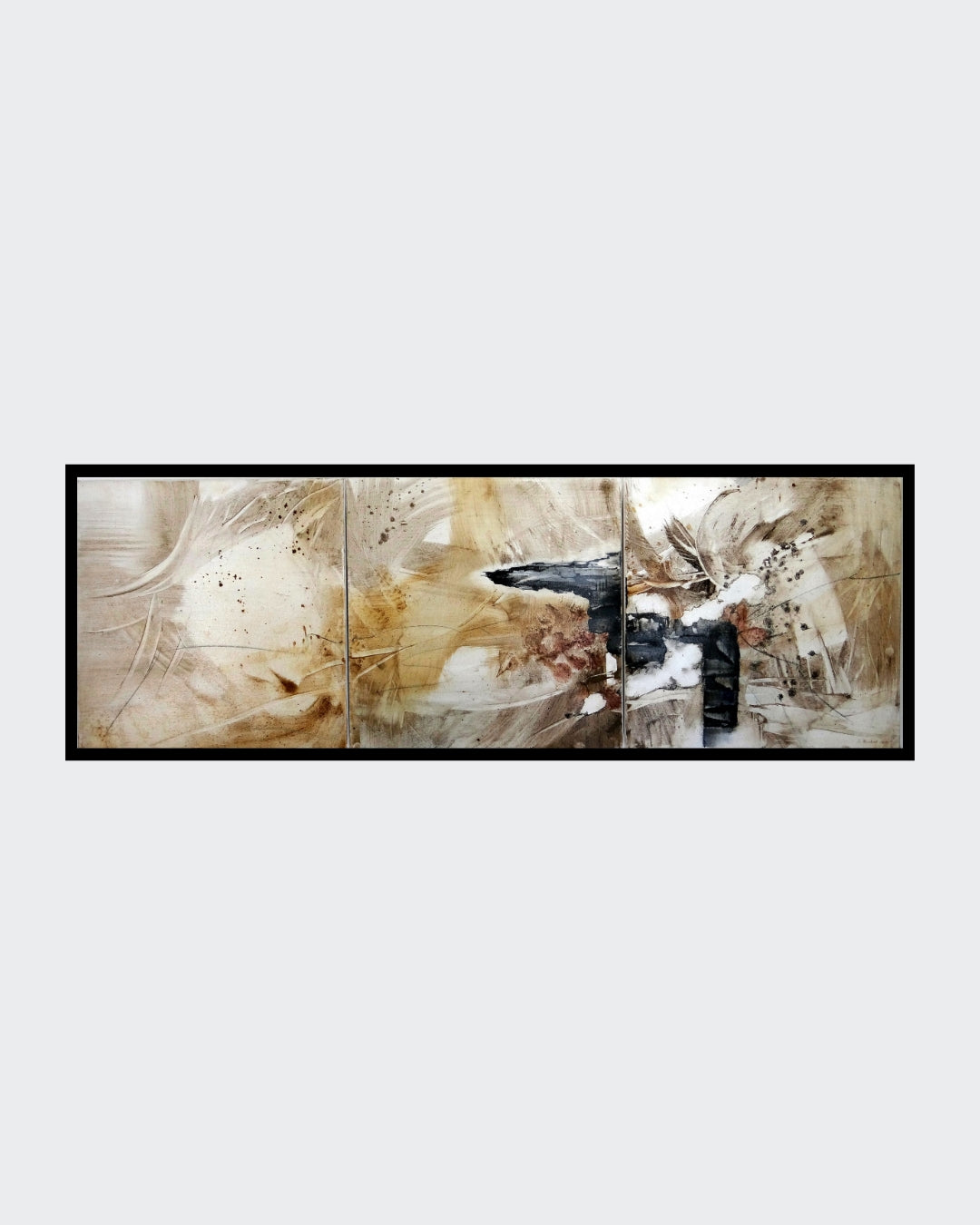 "Naturtöne im Einsatz" von Ingrid Huober, präsentiert in der Online-Galerie FemArtSPACE. Das abstrakte Kunstwerk in Mischtechnik (50x150 cm) zeigt fließende Linien und erdige Farbtöne, die eine ruhige, natürliche Landschaft darstellen.