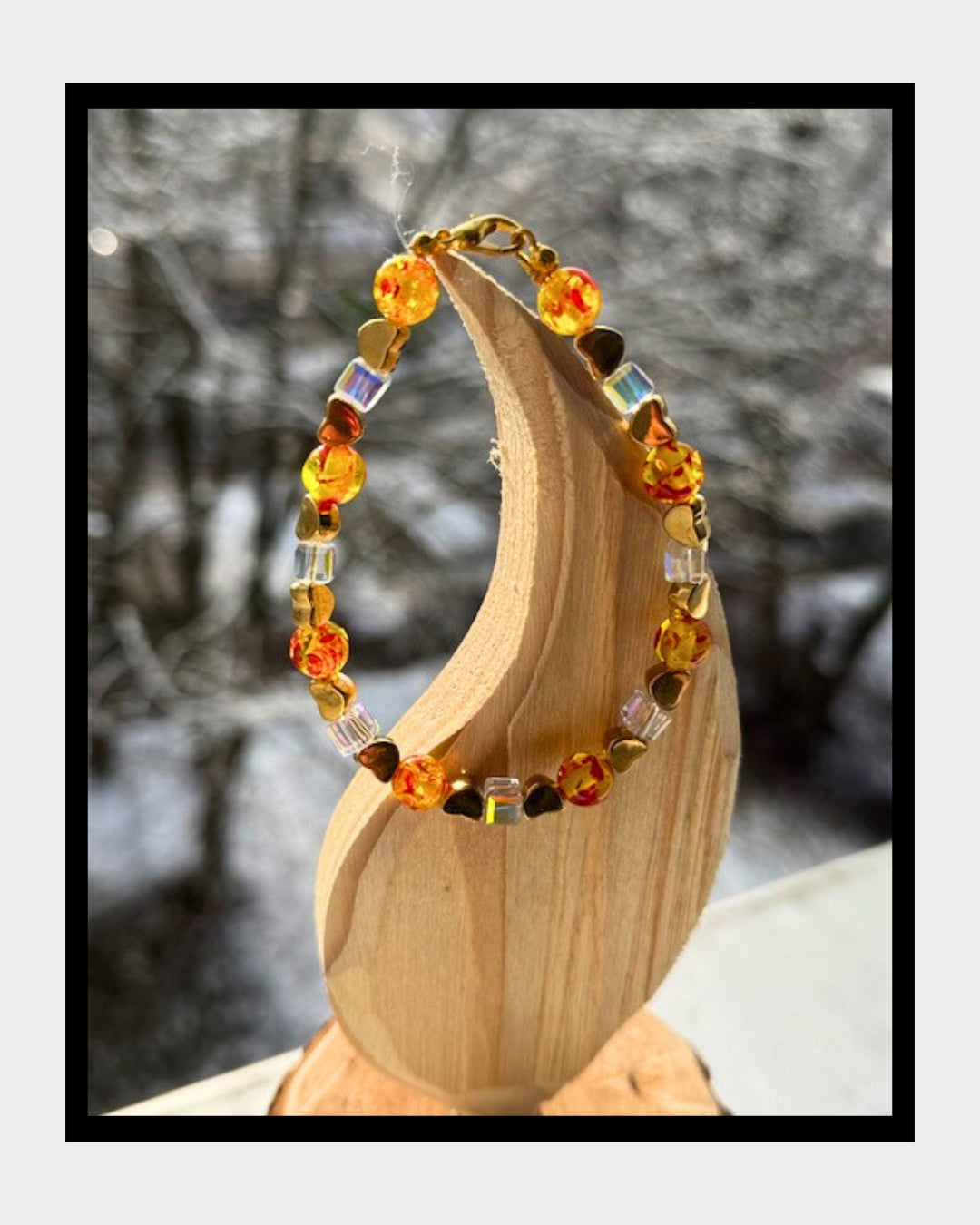 Edles Armband aus goldfarbenem Draht mit Karabinerverschluss. Marmorierter Bernstein, Swarovski Kristalle in Würfelform und vergoldete Herzen.