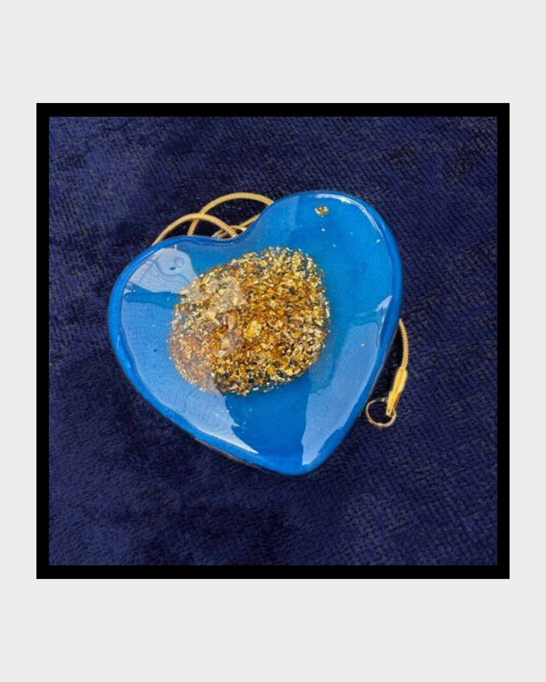 Koboldblaues Herz mit mittig 18-karätigem Blattgold .
Mit Goldkette , Karabinerverschluss.