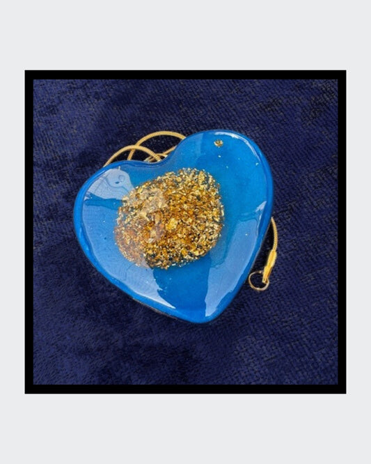 Koboldblaues Herz mit mittig 18-karätigem Blattgold .
Mit Goldkette , Karabinerverschluss.