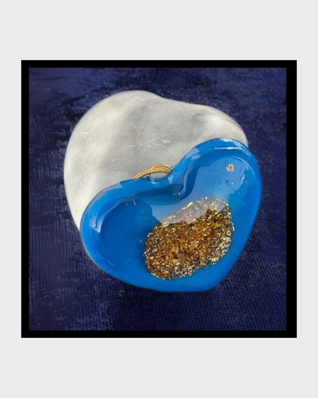 Koboldblaues Herz mit mittig 18-karätigem Blattgold .
Mit Goldkette , Karabinerverschluss.