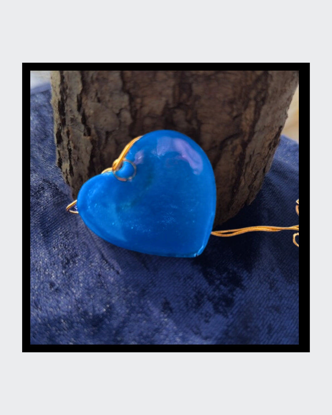 Koboldblaues Herz mit mittig 18-karätigem Blattgold .
Mit Goldkette , Karabinerverschluss.