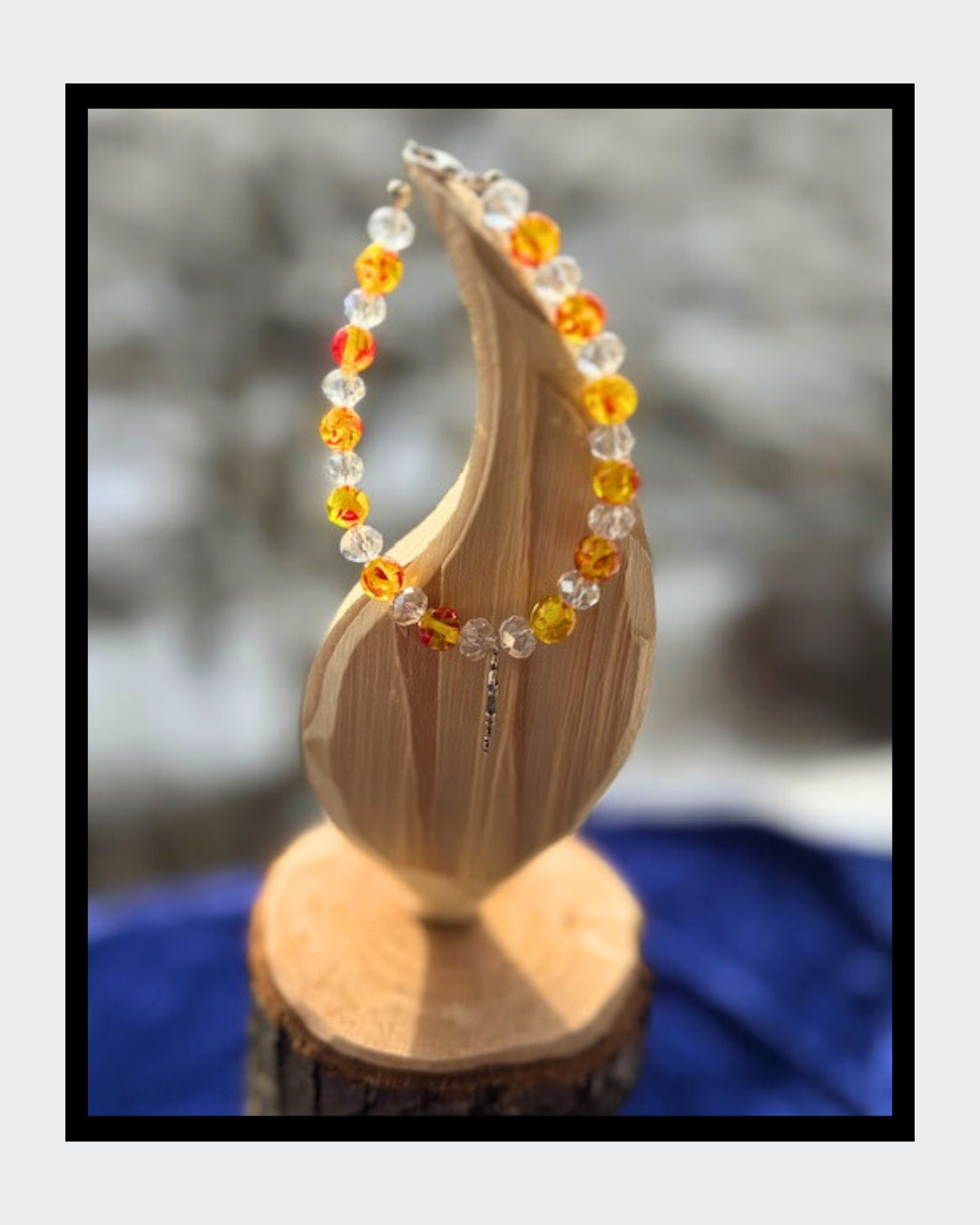 Elegantes Armband mit marmoriertem Bernstein und facettierten Swarovski-Perlen im Diamantschliff. Auf Golddraht gefädelt und mit einem Karabinerverschluss versehen. Highlight: Ein kleiner silberner Schlüssel im Vintage-Stil als mittiges Detail.