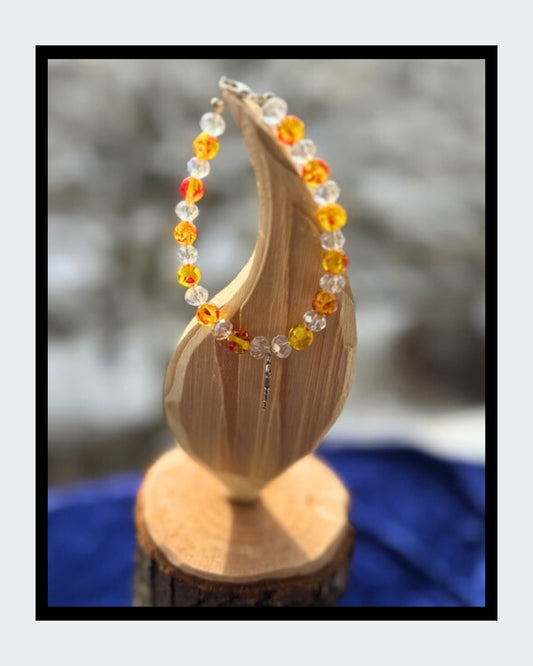 Elegantes Armband mit marmoriertem Bernstein und facettierten Swarovski-Perlen im Diamantschliff. Auf Golddraht gefädelt und mit einem Karabinerverschluss versehen. Highlight: Ein kleiner silberner Schlüssel im Vintage-Stil als mittiges Detail.