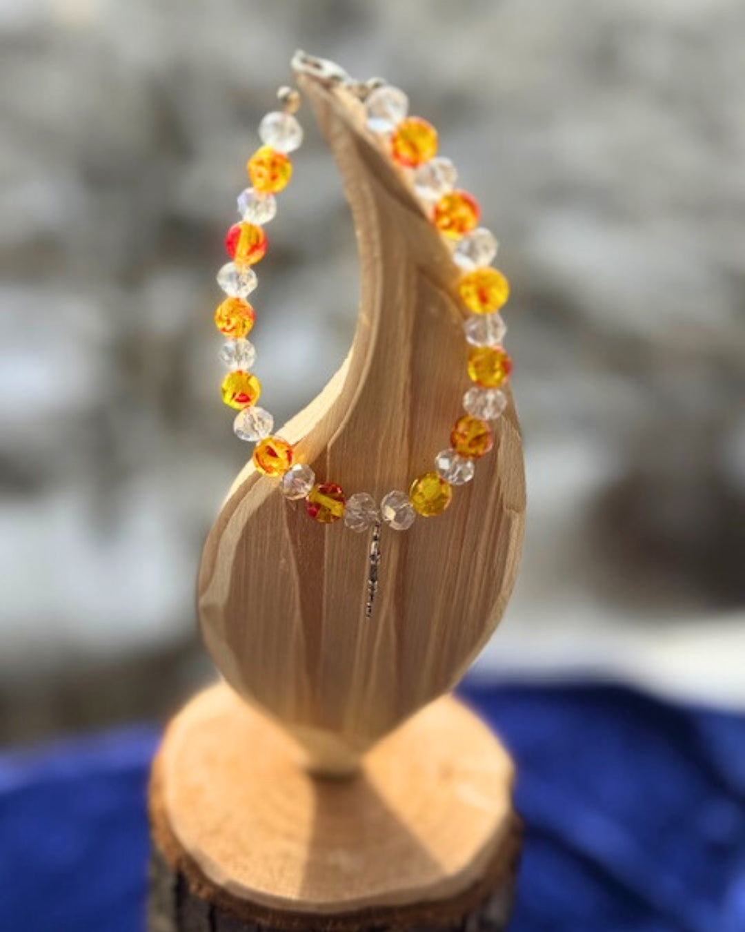 Elegantes Armband mit marmoriertem Bernstein und facettierten Swarovski-Perlen im Diamantschliff. Auf Golddraht gefädelt und mit einem Karabinerverschluss versehen. Highlight: Ein kleiner silberner Schlüssel im Vintage-Stil als mittiges Detail.