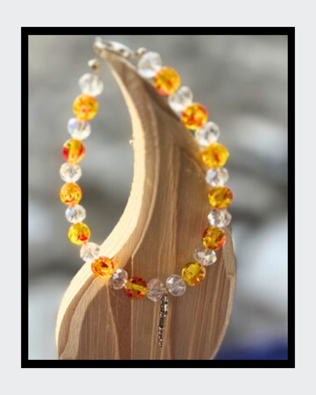 Elegantes Armband mit marmoriertem Bernstein und facettierten Swarovski-Perlen im Diamantschliff. Auf Golddraht gefädelt und mit einem Karabinerverschluss versehen. Highlight: Ein kleiner silberner Schlüssel im Vintage-Stil als mittiges Detail.