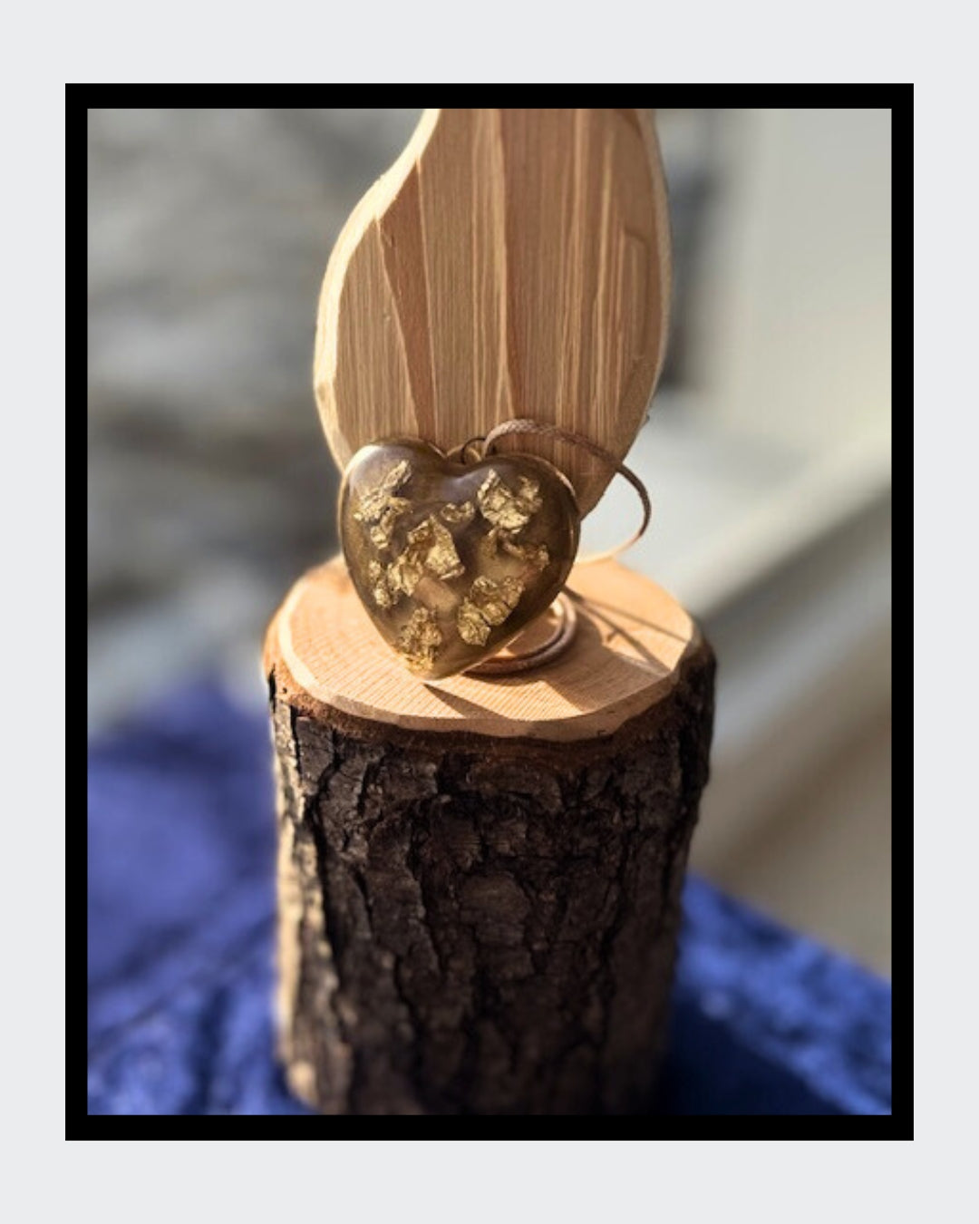 Eleganter Anhänger aus reinem Amethyst, kunstvoll mit Golddraht umwickelt. An einer zarten Goldkette mit Karabinerverschluss befestigt.