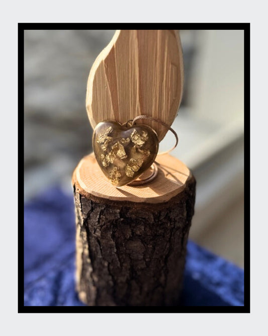 Eleganter Anhänger aus reinem Amethyst, kunstvoll mit Golddraht umwickelt. An einer zarten Goldkette mit Karabinerverschluss befestigt.