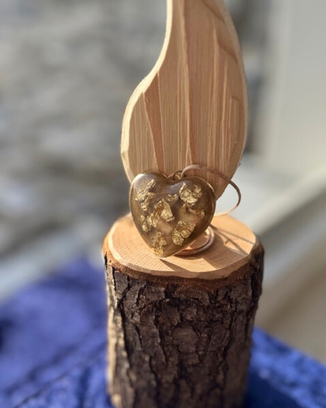 Eleganter Anhänger aus reinem Amethyst, kunstvoll mit Golddraht umwickelt. An einer zarten Goldkette mit Karabinerverschluss befestigt.