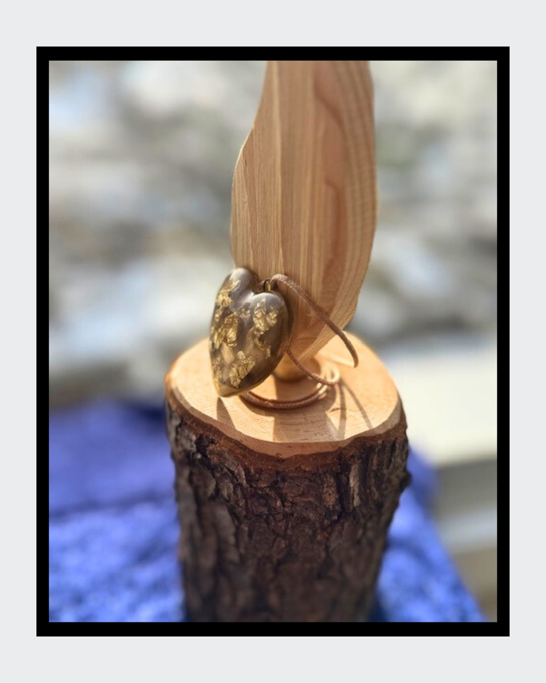 Eleganter Anhänger aus reinem Amethyst, kunstvoll mit Golddraht umwickelt. An einer zarten Goldkette mit Karabinerverschluss befestigt.