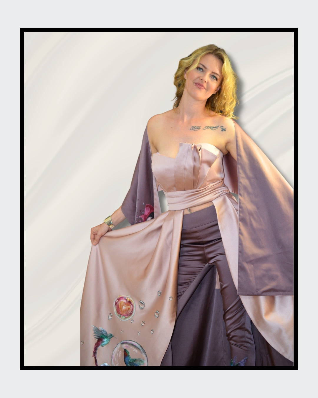 Fashionart von Kaja Schäfer: Ein handbemaltes Ensemble aus Kleid, Hose und Schal mit lebendigen Kolibris, Wassertropfen und Luftblasen auf hochwertigem Satin. Einzigartige Kunst und Mode vereint, im Artshop von “FemArtSPACE”.