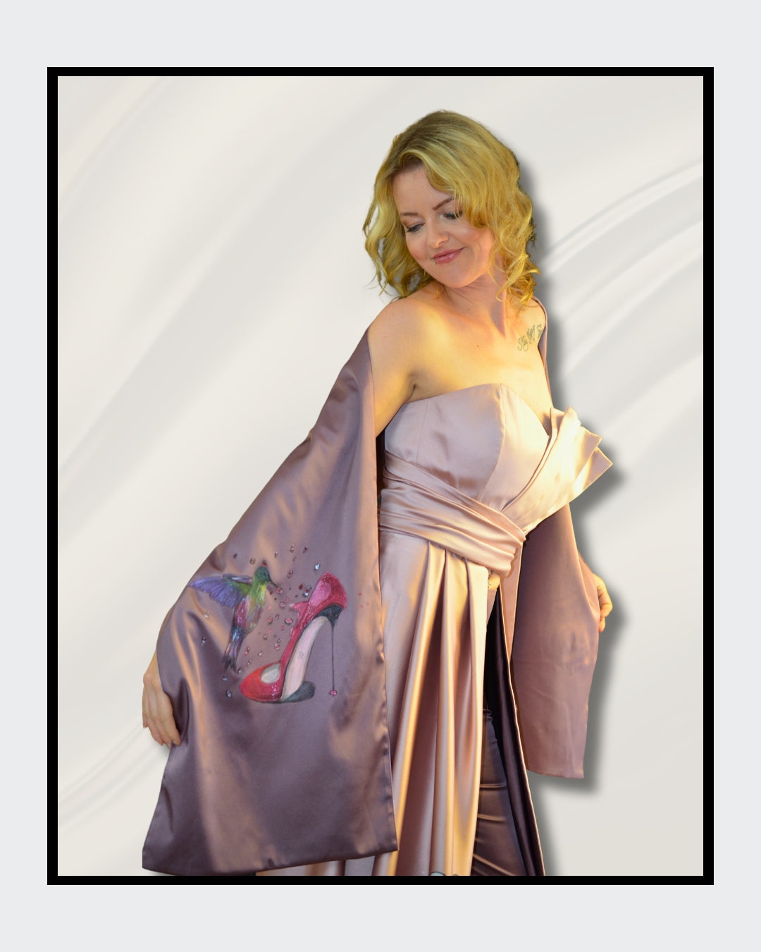 Fashionart von Kaja Schäfer: Ein handbemaltes Ensemble aus Kleid, Hose und Schal mit lebendigen Kolibris, Wassertropfen und Luftblasen auf hochwertigem Satin. Einzigartige Kunst und Mode vereint, im Artshop von “FemArtSPACE”.