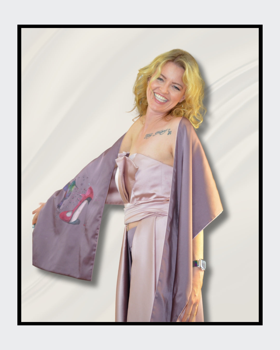 Fashionart von Kaja Schäfer: Ein handbemaltes Ensemble aus Kleid, Hose und Schal mit lebendigen Kolibris, Wassertropfen und Luftblasen auf hochwertigem Satin. Einzigartige Kunst und Mode vereint, im Artshop von “FemArtSPACE”.