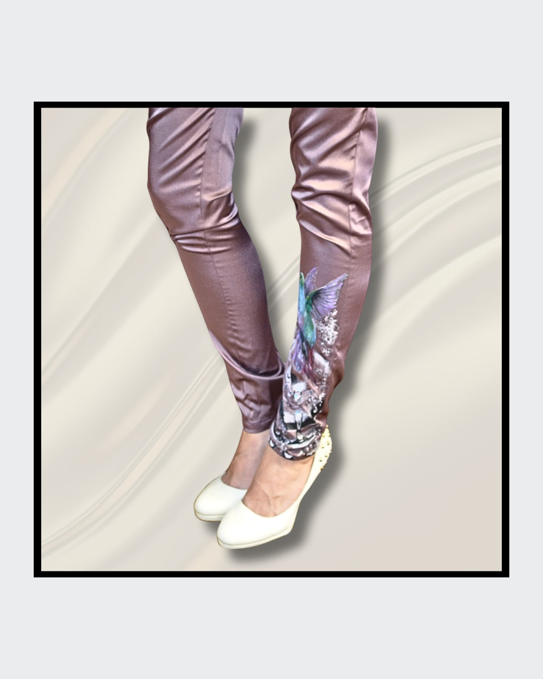 Fashionart von Kaja Schäfer: Ein handbemaltes Ensemble aus Kleid, Hose und Schal mit lebendigen Kolibris, Wassertropfen und Luftblasen auf hochwertigem Satin. Einzigartige Kunst und Mode vereint, im Artshop von “FemArtSPACE”.