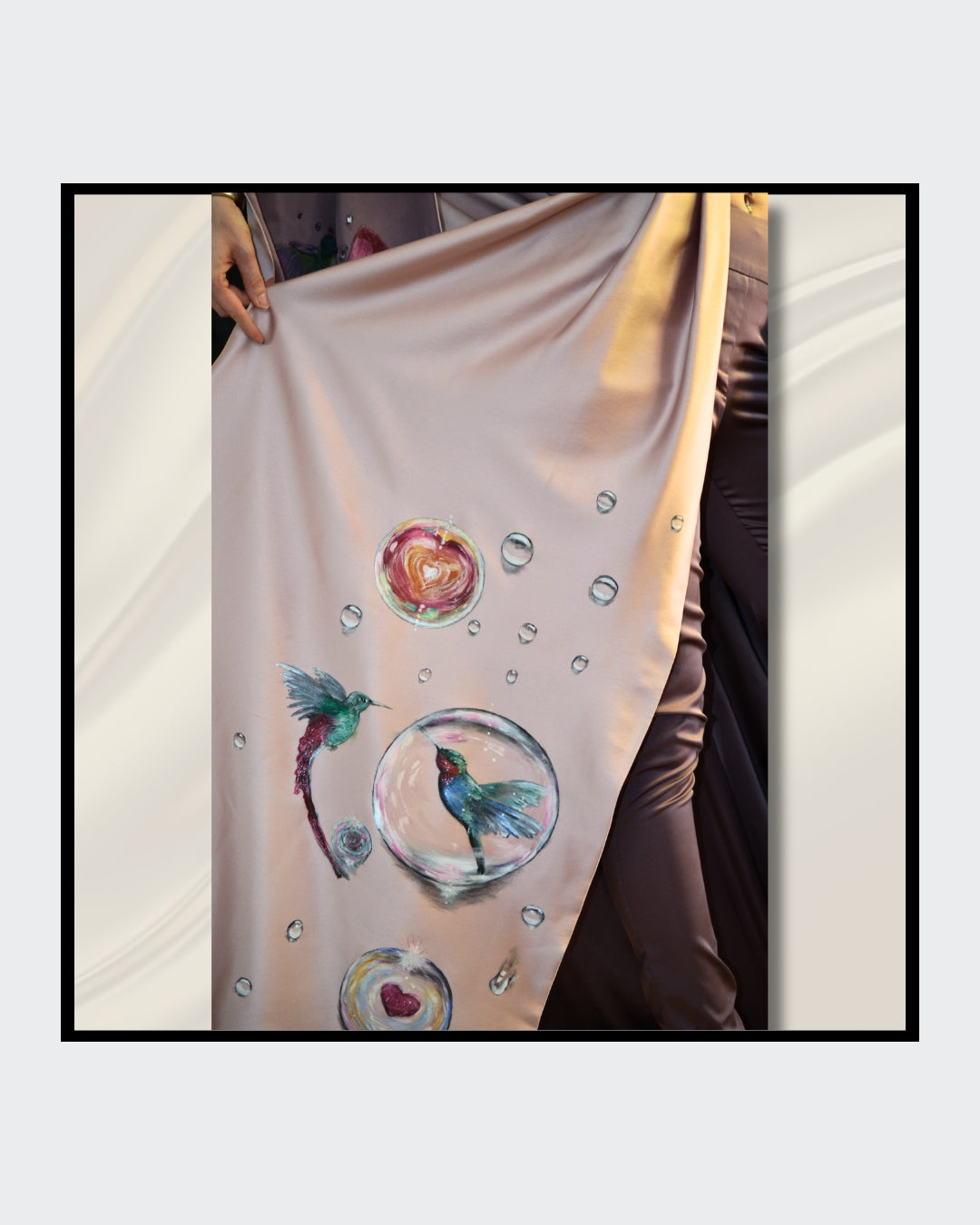 Fashionart von Kaja Schäfer: Ein handbemaltes Ensemble aus Kleid, Hose und Schal mit lebendigen Kolibris, Wassertropfen und Luftblasen auf hochwertigem Satin. Einzigartige Kunst und Mode vereint, im Artshop von “FemArtSPACE”.