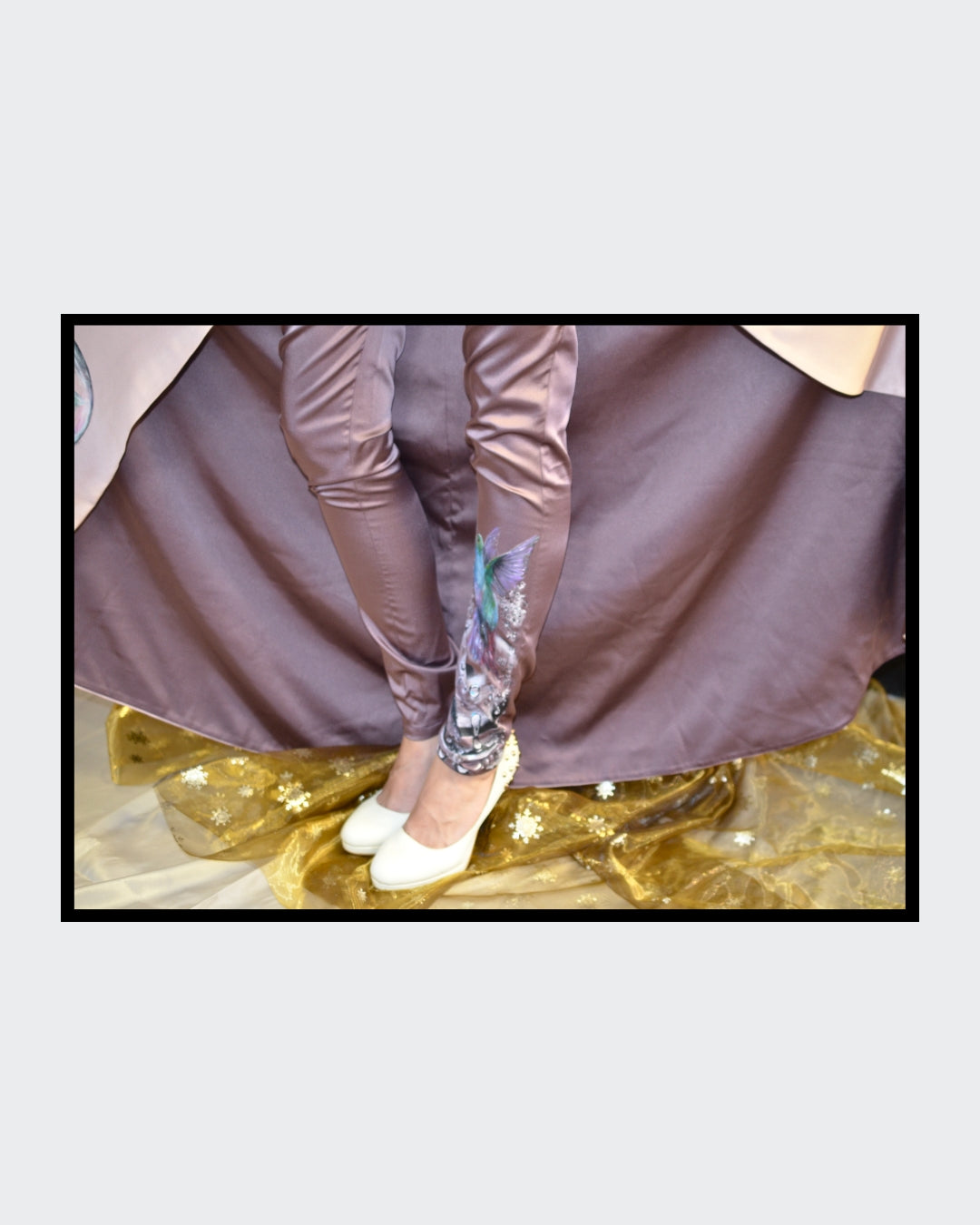 Fashionart von Kaja Schäfer: Ein handbemaltes Ensemble aus Kleid, Hose und Schal mit lebendigen Kolibris, Wassertropfen und Luftblasen auf hochwertigem Satin. Einzigartige Kunst und Mode vereint, im Artshop von “FemArtSPACE”.