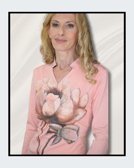 Handbemaltes Damenkleid in warmen Farben mit floralen Motiven. Das Kleid ist in Größe 36 erhältlich und besticht durch seine einzigartige Handarbeit. Künstlerin: Kaja Schäfer. Exklusiv in der Online-Galerie FEMARTSPACE.