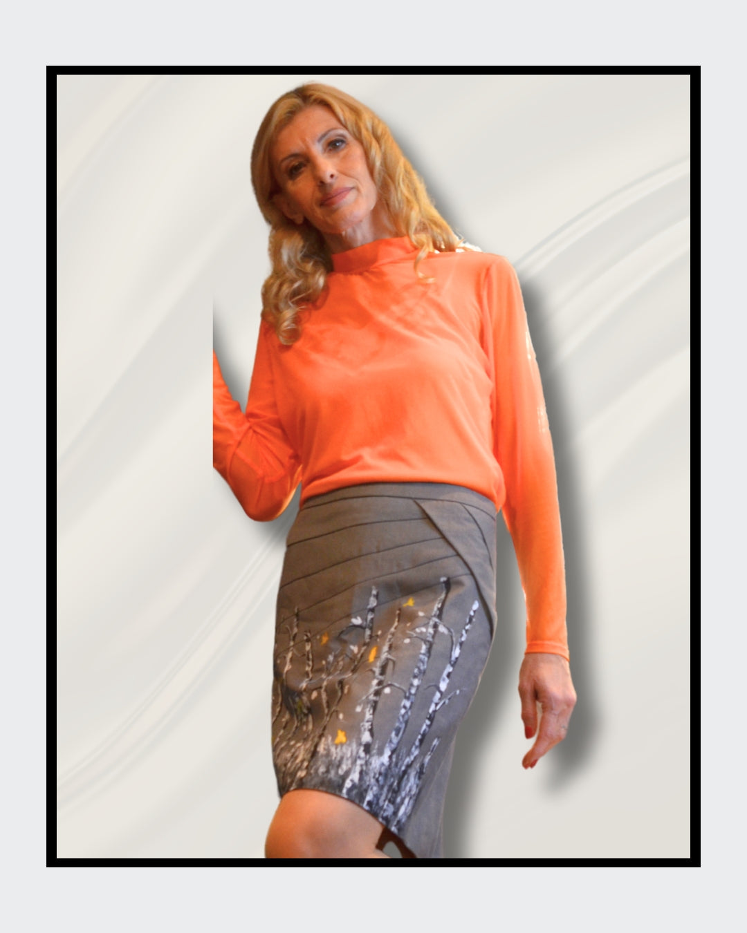 Handbemalter Damenrock in Schwarz-Weiß mit Birkenmotiven und orangefarbenen Details. Das Design ist inspiriert von der Natur und verleiht dem Rock einen einzigartigen Look. Fashion-Unikat in der Größe 36 von der Künstlerin Kaja Schäfer, exklusiv bei FEMARTSPACE.