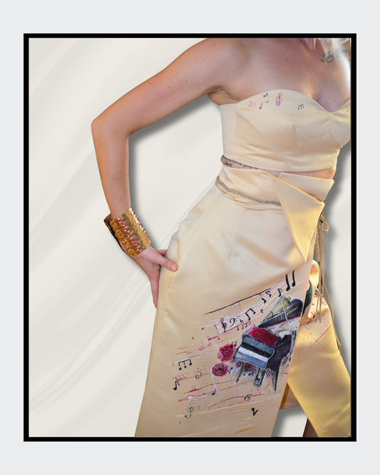 Handbemalte Unikate von Kaja Schäfer: Ein einzigartiges Fashionart-Werk, inspiriert von Adeles “Rolling in the Deep”. Der Rock und das Oberteil aus edlem Satin sind mit handgemalten Klavier- und Notenmotiven verziert. Ein Unikat, das Kunst und Mode vereint. Im Artshop von “FemArtSPACE”.