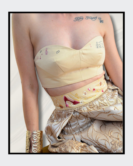 Handbemalte Unikate von Kaja Schäfer: “The Golden Rock” – Ein handbemalter, luxuriöser Brokatrock mit individuellen Details am Bund. Ein einzigartiges Kunstwerk, das Kreativität und handwerkliche Meisterschaft vereint. Ideal für Frauen, die Mode als Ausdruck ihrer Persönlichkeit sehen. Bei FemArtSPACE kaufen.