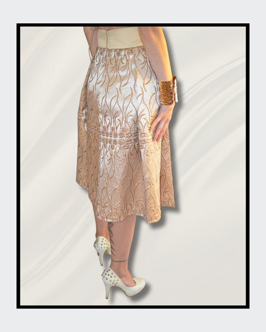 Handbemalte Unikate von Kaja Schäfer: “The Golden Rock” – Ein handbemalter, luxuriöser Brokatrock mit individuellen Details am Bund. Ein einzigartiges Kunstwerk, das Kreativität und handwerkliche Meisterschaft vereint. Ideal für Frauen, die Mode als Ausdruck ihrer Persönlichkeit sehen. Bei FemArtSPACE kaufen.