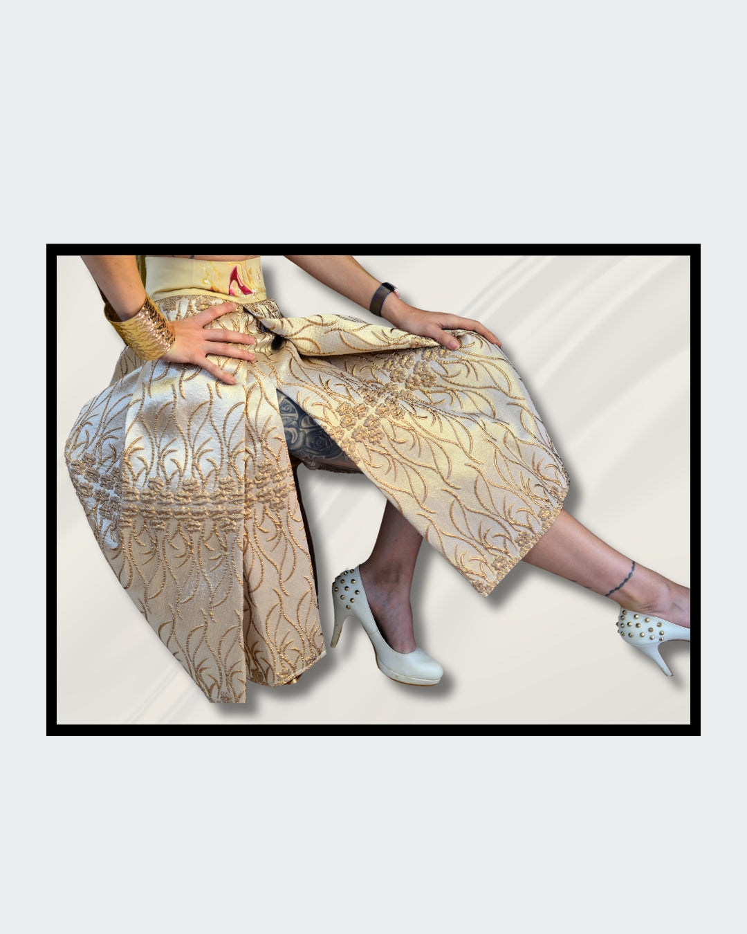 Handbemalte Unikate von Kaja Schäfer: “The Golden Rock” – Ein handbemalter, luxuriöser Brokatrock mit individuellen Details am Bund. Ein einzigartiges Kunstwerk, das Kreativität und handwerkliche Meisterschaft vereint. Ideal für Frauen, die Mode als Ausdruck ihrer Persönlichkeit sehen. Bei FemArtSPACE kaufen.