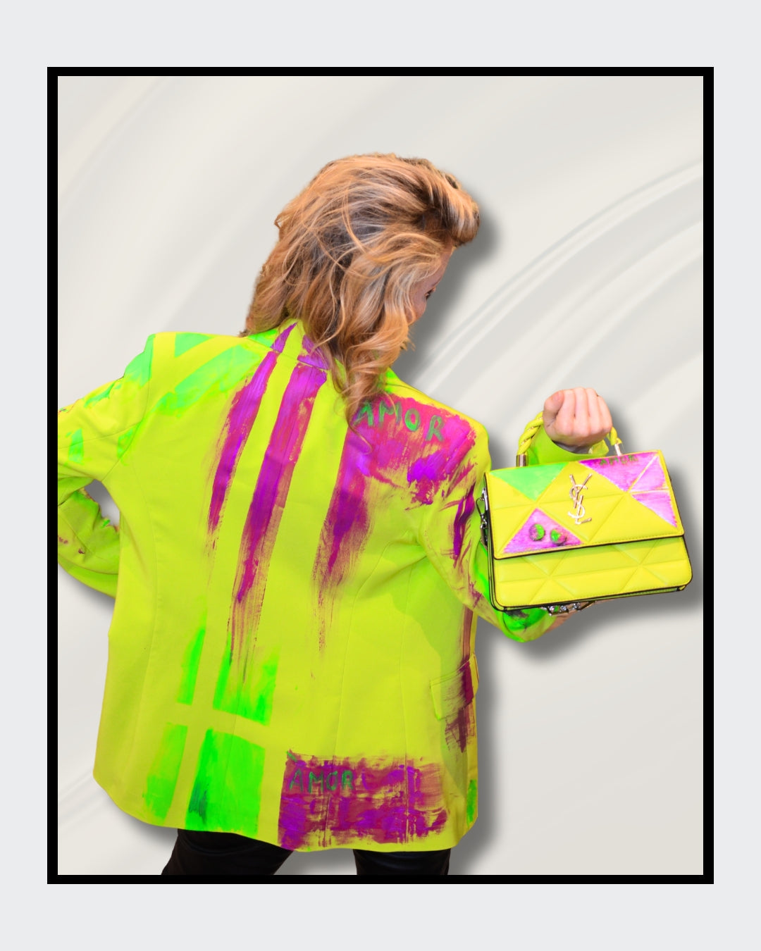 Fashionart von Kaja Schäfer: Eine Frau trägt eine leuchtend neongrüne Jacke mit pinken Akzenten und hält eine passende Tasche. Dieses Kunstwerk vereint mutige Farben und einzigartigen Stil, ideal für “FemArtSPACE”.